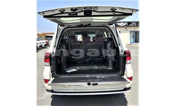 Buy Import Toyota Land Cruiser White Car in Import - Dubai in Enga Buy Import Toyota Land Cruiser White Car in Import - Dubai in Enga