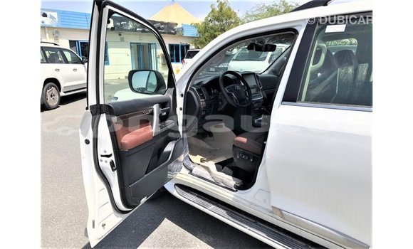 Buy Import Toyota Land Cruiser White Car in Import - Dubai in Enga Buy Import Toyota Land Cruiser White Car in Import - Dubai in Enga