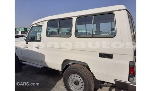 Buy Import Toyota Land Cruiser White Car in Import - Dubai in Enga Buy Import Toyota Land Cruiser White Car in Import - Dubai in Enga