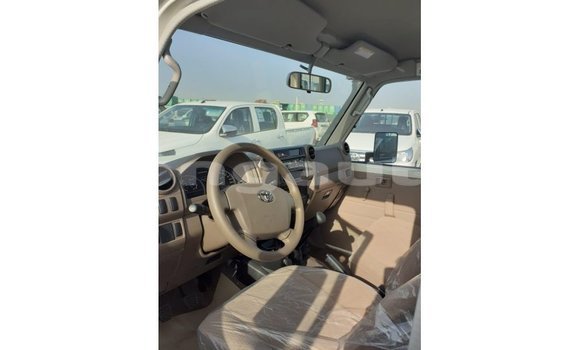 Buy Import Toyota Land Cruiser White Car in Import - Dubai in Enga Buy Import Toyota Land Cruiser White Car in Import - Dubai in Enga