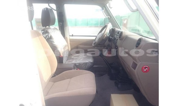 Buy Import Toyota Land Cruiser White Car in Import - Dubai in Enga Buy Import Toyota Land Cruiser White Car in Import - Dubai in Enga