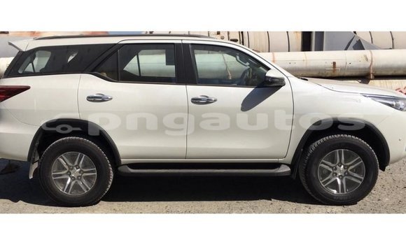 Acheter Import Voiture Toyota Fortuner Blanc à Import - Dubai, Enga Acheter Import Voiture Toyota Fortuner Blanc à Import - Dubai, Enga