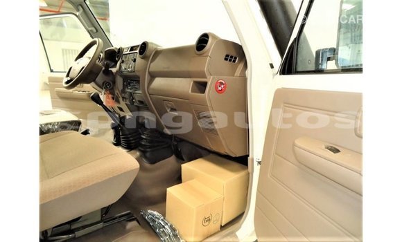 Buy Import Toyota Land Cruiser White Car in Import - Dubai in Enga Buy Import Toyota Land Cruiser White Car in Import - Dubai in Enga