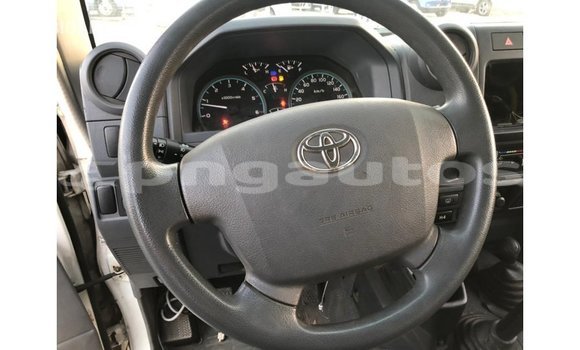 Buy Import Toyota Land Cruiser White Car in Import - Dubai in Enga Buy Import Toyota Land Cruiser White Car in Import - Dubai in Enga