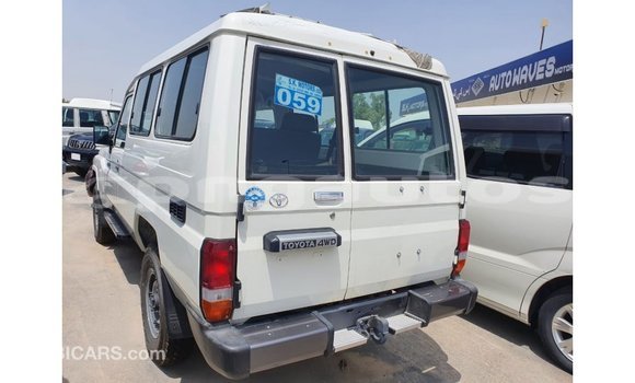 Buy Import Toyota Land Cruiser White Car in Import - Dubai in Enga Buy Import Toyota Land Cruiser White Car in Import - Dubai in Enga