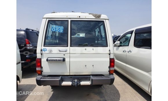 Buy Import Toyota Land Cruiser White Car in Import - Dubai in Enga Buy Import Toyota Land Cruiser White Car in Import - Dubai in Enga