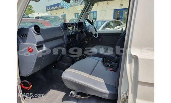 Buy Import Toyota Land Cruiser White Car in Import - Dubai in Enga Buy Import Toyota Land Cruiser White Car in Import - Dubai in Enga