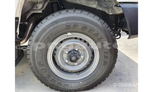 Buy Import Toyota Land Cruiser White Car in Import - Dubai in Enga Buy Import Toyota Land Cruiser White Car in Import - Dubai in Enga