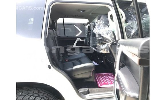 Buy Import Toyota Land Cruiser White Car in Import - Dubai in Enga Buy Import Toyota Land Cruiser White Car in Import - Dubai in Enga