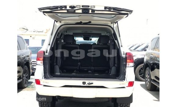 Buy Import Toyota Land Cruiser White Car in Import - Dubai in Enga Buy Import Toyota Land Cruiser White Car in Import - Dubai in Enga