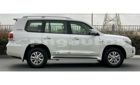Buy Import Toyota Land Cruiser White Car in Import - Dubai in Enga Buy Import Toyota Land Cruiser White Car in Import - Dubai in Enga