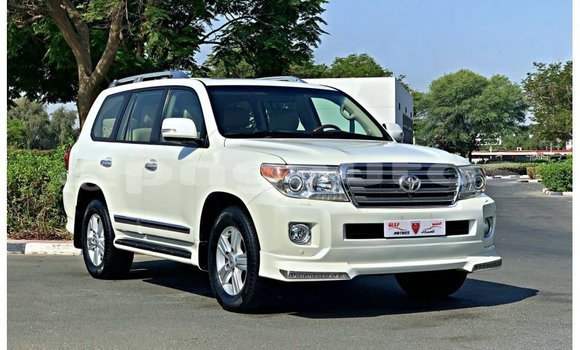 Buy Import Toyota Land Cruiser White Car in Import - Dubai in Enga