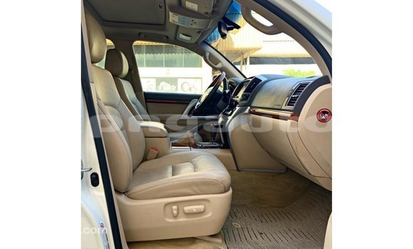 Buy Import Toyota Land Cruiser White Car in Import - Dubai in Enga Buy Import Toyota Land Cruiser White Car in Import - Dubai in Enga