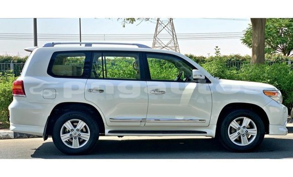 Buy Import Toyota Land Cruiser White Car in Import - Dubai in Enga Buy Import Toyota Land Cruiser White Car in Import - Dubai in Enga