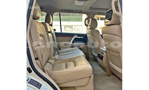 Buy Import Toyota Land Cruiser White Car in Import - Dubai in Enga Buy Import Toyota Land Cruiser White Car in Import - Dubai in Enga