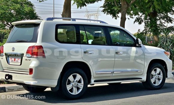 Buy Import Toyota Land Cruiser White Car in Import - Dubai in Enga Buy Import Toyota Land Cruiser White Car in Import - Dubai in Enga