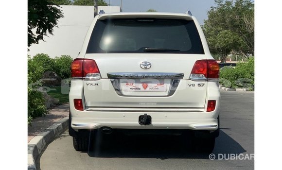 Buy Import Toyota Land Cruiser White Car in Import - Dubai in Enga Buy Import Toyota Land Cruiser White Car in Import - Dubai in Enga