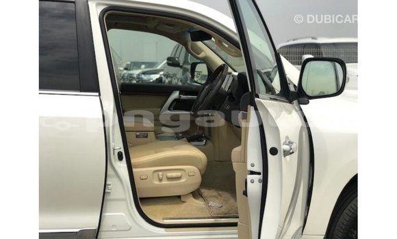 Buy Import Toyota Land Cruiser White Car in Import - Dubai in Enga Buy Import Toyota Land Cruiser White Car in Import - Dubai in Enga