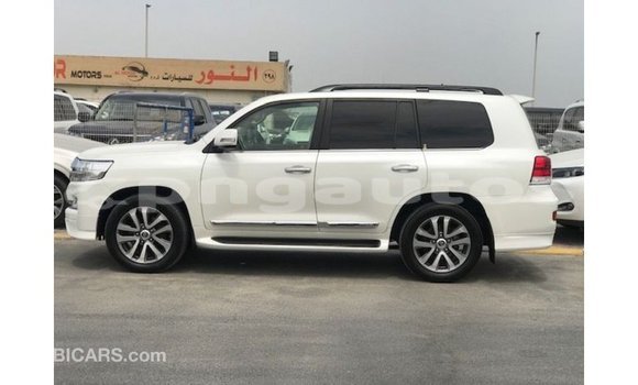 Buy Import Toyota Land Cruiser White Car in Import - Dubai in Enga Buy Import Toyota Land Cruiser White Car in Import - Dubai in Enga