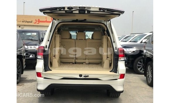 Buy Import Toyota Land Cruiser White Car in Import - Dubai in Enga Buy Import Toyota Land Cruiser White Car in Import - Dubai in Enga
