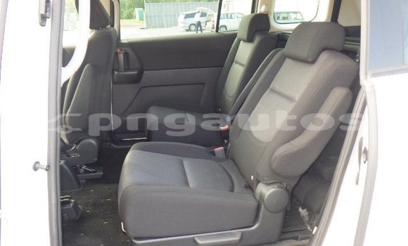 Buy Used Mazda Mazda Premacy White Car in Port Moresby in National Capital District Buy Used Mazda Mazda Premacy White Car in Port Moresby in National Capital District
