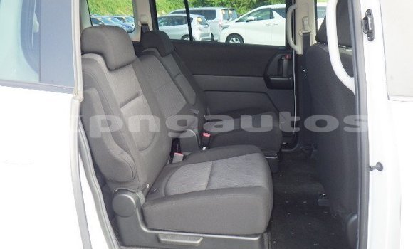 Buy Used Mazda Mazda Premacy White Car in Port Moresby in National Capital District Buy Used Mazda Mazda Premacy White Car in Port Moresby in National Capital District