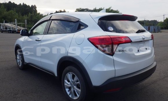 Buy Used Honda Vezel White Car in Port Moresby in National Capital District Buy Used Honda Vezel White Car in Port Moresby in National Capital District