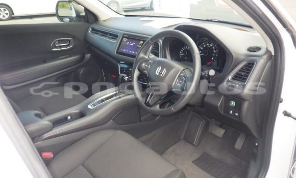 Buy Used Honda Vezel White Car in Port Moresby in National Capital District Buy Used Honda Vezel White Car in Port Moresby in National Capital District