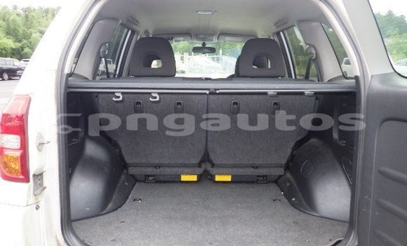 Buy Used Toyota RAV4 White Car in Port Moresby in National Capital District Buy Used Toyota RAV4 White Car in Port Moresby in National Capital District