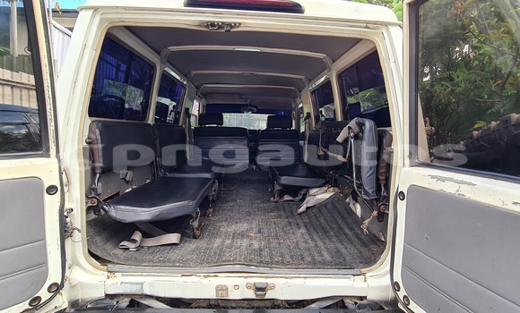 Buy Used Toyota Land Cruiser White Car in Port Moresby in National Capital District Buy Used Toyota Land Cruiser White Car in Port Moresby in National Capital District