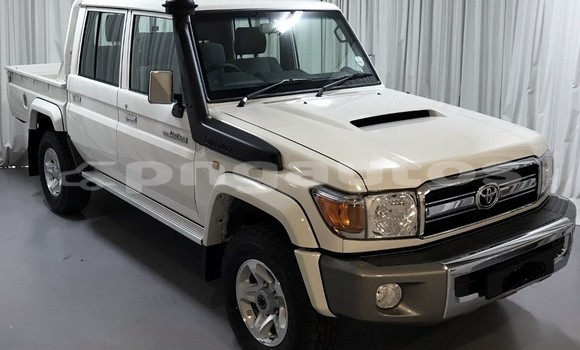 Buy Used Toyota Land Cruiser White Car in Port Moresby in National Capital District