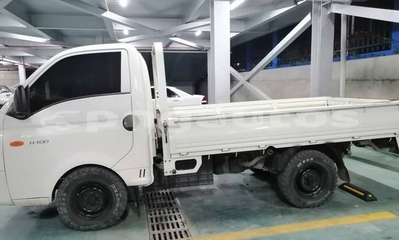 Buy Used Hyundai H1 White Car in Port Moresby in National Capital District