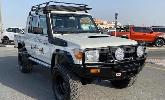 Buy Used Toyota Land Cruiser White Car in Kimbe in West New Britain Buy Used Toyota Land Cruiser White Car in Kimbe in West New Britain