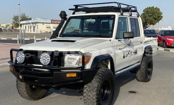 Buy Used Toyota Land Cruiser White Car in Kimbe in West New Britain Buy Used Toyota Land Cruiser White Car in Kimbe in West New Britain