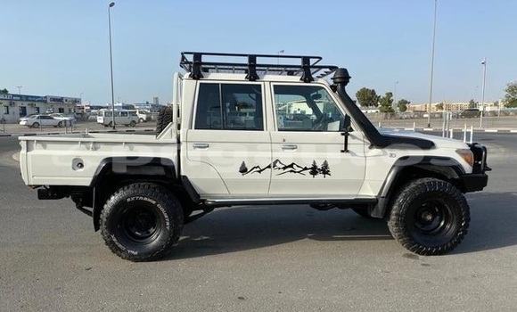 Buy Used Toyota Land Cruiser White Car in Kimbe in West New Britain Buy Used Toyota Land Cruiser White Car in Kimbe in West New Britain