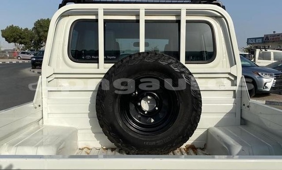 Buy Used Toyota Land Cruiser White Car in Kimbe in West New Britain Buy Used Toyota Land Cruiser White Car in Kimbe in West New Britain