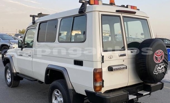 Acheter Occasion Voiture Toyota Land Cruiser Blanc à Mount Hagen, Western Highlands Acheter Occasion Voiture Toyota Land Cruiser Blanc à Mount Hagen, Western Highlands