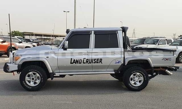 Acheter Occasion Voiture Toyota Land Cruiser Gris à Aiamback, Western (Fly) Acheter Occasion Voiture Toyota Land Cruiser Gris à Aiamback, Western (Fly)