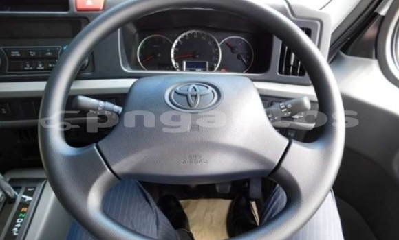 Acheter Occasion Voiture Toyota Coaster Beige à Port Moresby, National Capital District