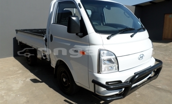 Buy Used Hyundai H200 White Car in Port Moresby in National Capital District