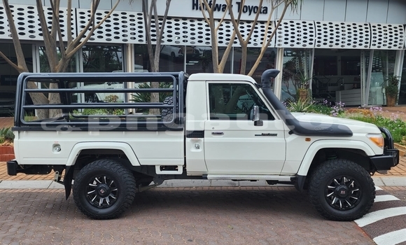 Buy Used Toyota Land Cruiser Beige Car in Port Moresby in National Capital District Buy Used Toyota Land Cruiser Beige Car in Port Moresby in National Capital District