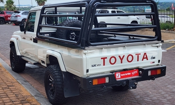 Buy Used Toyota Land Cruiser Beige Car in Port Moresby in National Capital District Buy Used Toyota Land Cruiser Beige Car in Port Moresby in National Capital District