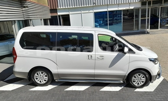 Buy Used Hyundai H1 White Car in Lae in Morobe