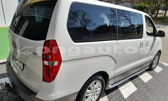 Buy Used Hyundai H1 White Car in Lae in Morobe Buy Used Hyundai H1 White Car in Lae in Morobe