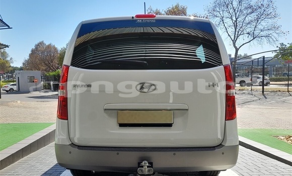 Buy Used Hyundai H1 White Car in Lae in Morobe Buy Used Hyundai H1 White Car in Lae in Morobe