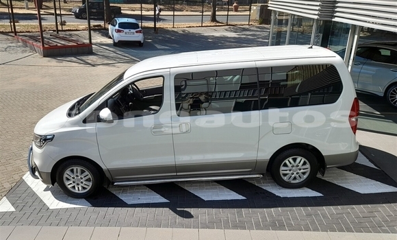 Buy Used Hyundai H1 White Car in Lae in Morobe Buy Used Hyundai H1 White Car in Lae in Morobe