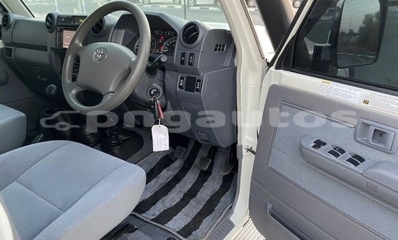 Acheter Occasion Voiture Toyota Land Cruiser Blanc à Kandrian, West New Britain Acheter Occasion Voiture Toyota Land Cruiser Blanc à Kandrian, West New Britain