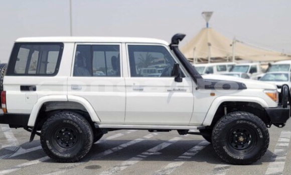 Acheter Occasion Voiture Toyota Land Cruiser Blanc à Goroka, Eastern Highlands Acheter Occasion Voiture Toyota Land Cruiser Blanc à Goroka, Eastern Highlands