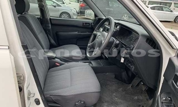 Acheter Occasion Voiture Toyota Comfort Blanc à Port Moresby, National Capital District Acheter Occasion Voiture Toyota Comfort Blanc à Port Moresby, National Capital District