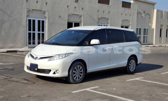 Buy Used Toyota Previa White Car in Lae in Morobe